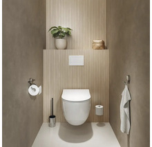 Modernes Badezimmer mit wandhängendem WC, Toilettenbürste, Papierhalter und Handtuch