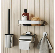Badezimmeraccessoires an einer Holzwand: Toilettenbürste, Seifenablage, Toilettenpapierhalter und Handtuchhalter