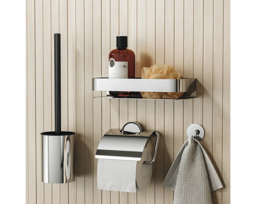 Badezimmeraccessoires an einer Holzwand: Toilettenbürste, Seifenablage, Toilettenpapierhalter und Handtuchhalter
