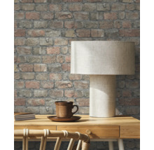 Dekorative Backstein Tapete im Wohnzimmer mit Tischlampe und Tasse.