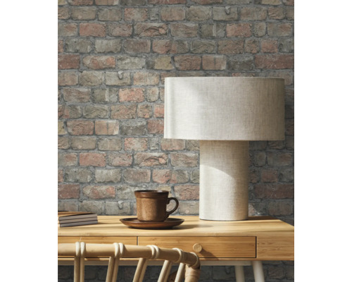 Dekorative Backstein Tapete im Wohnzimmer mit Tischlampe und Tasse.