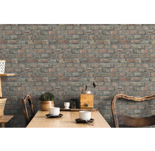 Wohnraum mit Ziegel Tapete und Esstisch