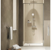 Helles Badezimmer mit Dusche, Handtüchern und Handtuchhaltern