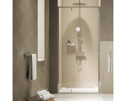 Helles Badezimmer mit Dusche, Handtüchern und Handtuchhaltern