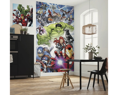 Espace de vie avec des peintures murales de personnages de bandes dessinées, une table à manger et une kitchenette