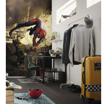Chambre de jeune moderne avec papier peint Spiderman, bureau et valise jaune.