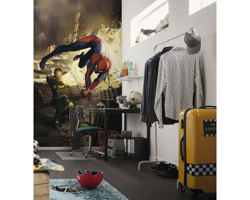 Chambre de jeune moderne avec papier peint Spiderman, bureau et valise jaune.