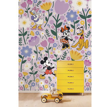 Papier peint avec Mickey Mouse, Minnie Mouse, Donald Duck, Dingo et motif floral dans une chambre d''enfant avec commode jaune et voiture jouet