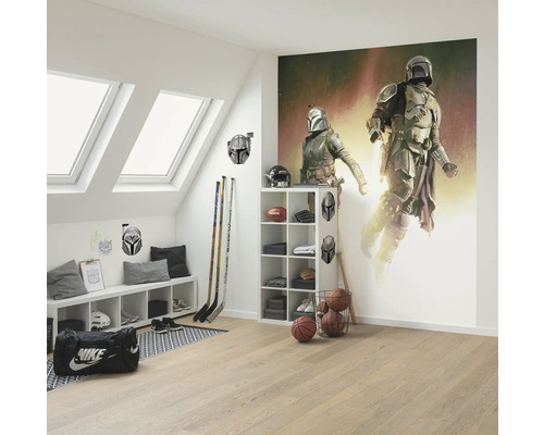 Pièce lumineuse avec fenêtres de toit, étagère blanche, articles de sport et fresque murale