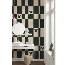 Salle de bain avec papier peint à motif damier et motifs Mickey Mouse, meuble-lavabo, miroir et fenêtre