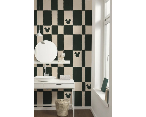 Salle de bain avec papier peint à motif damier et motifs Mickey Mouse, meuble-lavabo, miroir et fenêtre