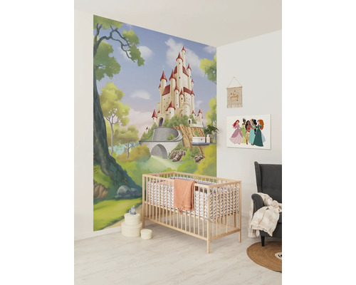 Chambre d''enfant avec une fresque murale d''un château, un lit de bébé et un fauteuil