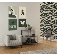 Salon avec fauteuil, étagère et décoration murale avec des motifs Mickey Mouse