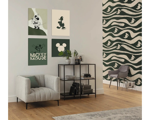 Salon avec fauteuil, étagère et décoration murale avec des motifs Mickey Mouse