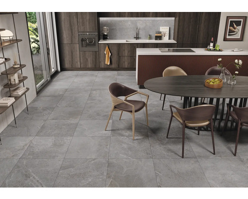 Carreaux de sol gris dans une cuisine et salle à manger modernes avec des éléments en bois et un design minimaliste.