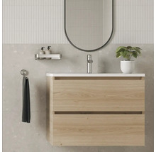Badezimmer mit Waschtischunterschrank, Spiegel, Armatur und Dekoration