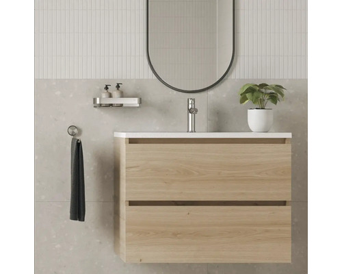 Badezimmer mit Waschtischunterschrank, Spiegel, Armatur und Dekoration