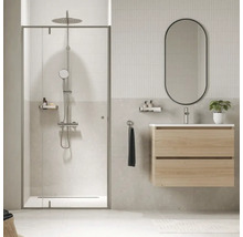 Badezimmer mit Dusche, Waschtischunterschrank, Spiegel und Accessoires für ein modernes Design