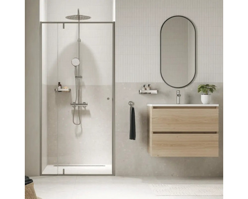 Badezimmer mit Dusche, Waschtischunterschrank, Spiegel und Accessoires für ein modernes Design