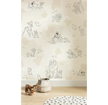 Chambre d''enfant avec un papier peint à motifs Disney, un jouet et un panier