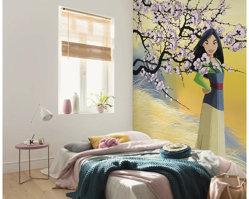 Chambre lumineuse avec lit, table d''appoint, fenêtre avec store et peinture murale sur le thème de Mulan