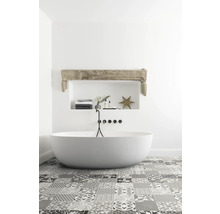 Salle de bains moderne avec baignoire îlot, carrelage à motifs et compartiment de rangement
