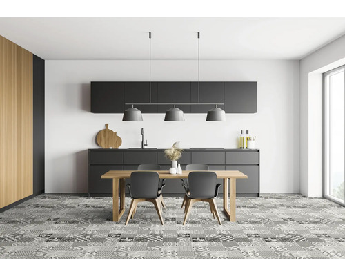 Cuisine lumineuse avec table à manger, chaises et meubles de cuisine gris modernes.