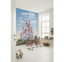 Chambre d''enfant avec papier peint de château, table et chaises