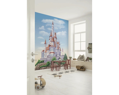Chambre d''enfant avec papier peint de château, table et chaises