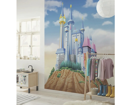 Chambre d''enfant avec une peinture murale d''un château, une cuisine de jeu et un portant.