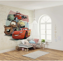 Chambre d''enfant avec papier peint photo Cars, lit et objets de décoration