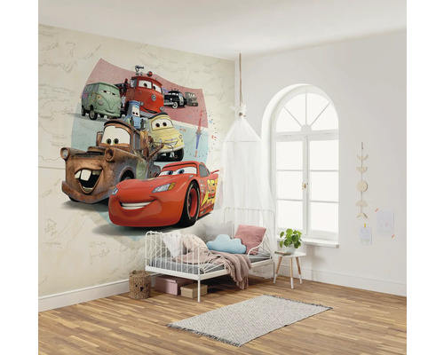 Chambre d''enfant avec papier peint photo Cars, lit et objets de décoration