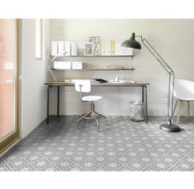 Espace de travail lumineux avec bureau, étagères et sol à motifs