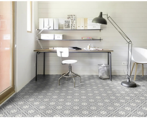 Espace de travail lumineux avec bureau, étagères et sol à motifs