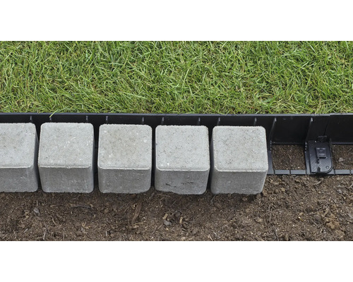 Aménagement de jardin avec pelouse, pavés et bordure de pelouse pour la délimitation