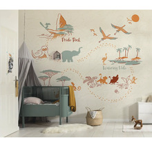Chambre d''enfant avec une fresque murale dans le style du Roi Lion, un lit à barreaux et une commode blanche