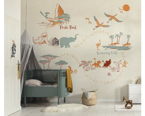 Chambre d''enfant avec une fresque murale dans le style du Roi Lion, un lit à barreaux et une commode blanche