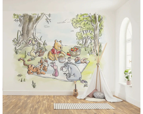 Chambre d''enfant avec un papier peint mural de Winnie l''ourson et ses amis pique-niquant