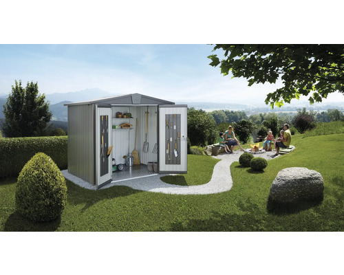 Scène de jardin avec abri de jardin, équipé d''outils et d''étagères, et famille autour d''un feu de camp.