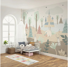 Chambre d''enfant avec peinture murale, lit, tapis de jeu et fenêtre