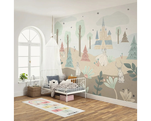 Chambre d''enfant avec peinture murale, lit, tapis de jeu et fenêtre