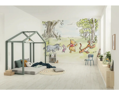 Chambre d''enfant avec lit cabane et peinture murale avec motifs Winnie l''ourson