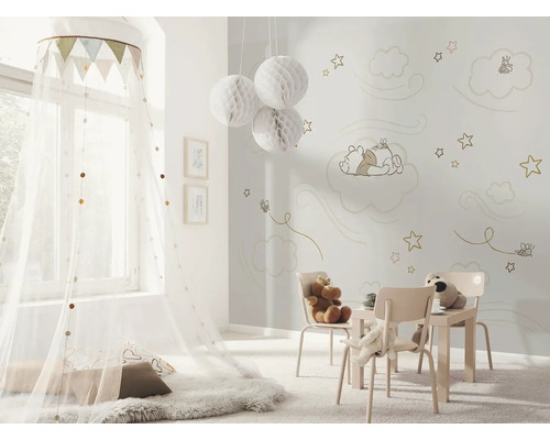 Chambre d''enfant lumineuse avec ciel de lit, meubles pour enfants et sticker mural Winnie l''ourson