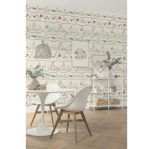 Salle à manger avec papier peint Winnie l''ourson, table à manger et étagère