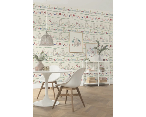 Salle à manger avec papier peint Winnie l''ourson, table à manger et étagère