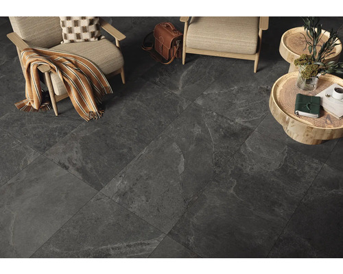 Carrelage de sol dans un espace de vie avec fauteuils et tables d''appoint.