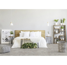 Helles Schlafzimmer mit Holzbett, Nachttischen, Dekoration und Regalen