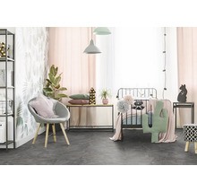 Une chambre d''enfant avec un lit, un fauteuil et divers meubles.