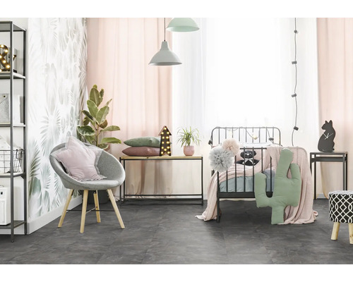 Une chambre d''enfant avec un lit, un fauteuil et divers meubles.