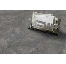 Sol carrelé gris avec porte-journaux.